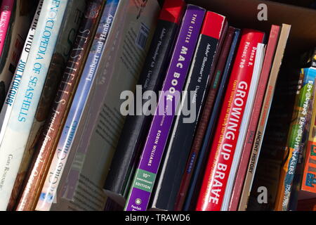 Middletown, New York / USA - Mai 18, 2019 : caisses remplies de livres divers sur l'affichage à une vente-débarras Banque D'Images