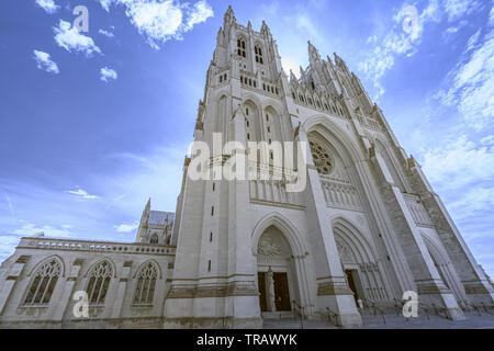 Magnifique et impressionnante cathédrale gothique contre un blue cloudy sky Banque D'Images