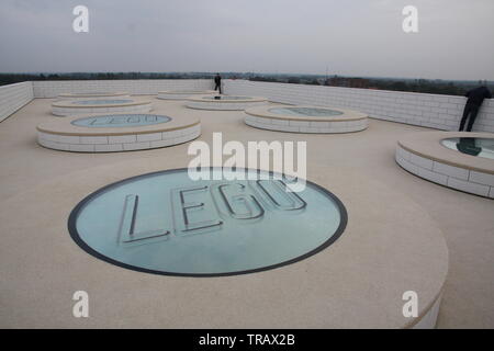 Logo Lego en verre sur le toit de la maison de Lego, BILLUND, Danemark Banque D'Images