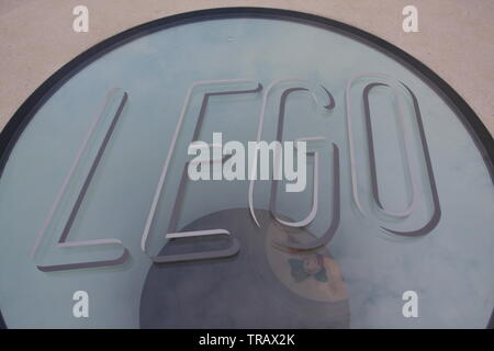 Logo Lego en verre sur le toit de la maison de Lego, BILLUND, Danemark Banque D'Images