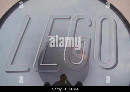 Logo Lego en verre sur le toit de la maison de Lego, BILLUND, Danemark Banque D'Images