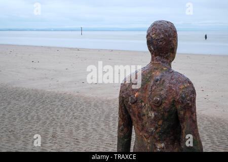 Antony Gormley un autre lieu d'installation d'art, Crosby Beach, Liverpool Banque D'Images