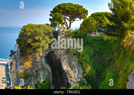 Le côté est de la colline du château à Nice avec des arbres, une grotte et une vue sur la mer. Banque D'Images