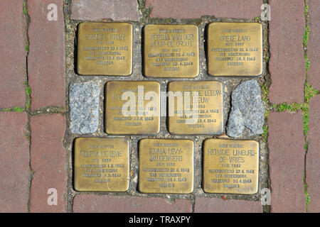 Plaques commémoratives à Gouda, Pays-Bas pour les victimes juives qui ont été déportés et assassinés au camp de concentration de Sobibor (Pologne) Banque D'Images