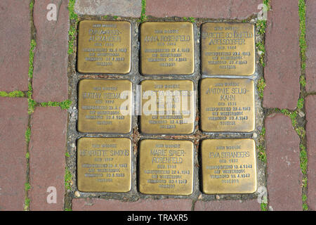 Plaques commémoratives à Gouda, Pays-Bas pour les victimes juives qui ont été déportés et assassinés au camp de concentration de Sobibor (Pologne) Banque D'Images