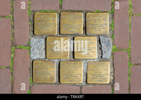 Plaques commémoratives à Gouda, Pays-Bas pour les victimes juives qui ont été déportés et assassinés au camp de concentration de Sobibor (Pologne) Banque D'Images