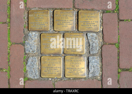 Plaques commémoratives à Gouda, Pays-Bas pour les victimes juives qui ont été déportés et assassinés au camp de concentration de Sobibor (Pologne) Banque D'Images