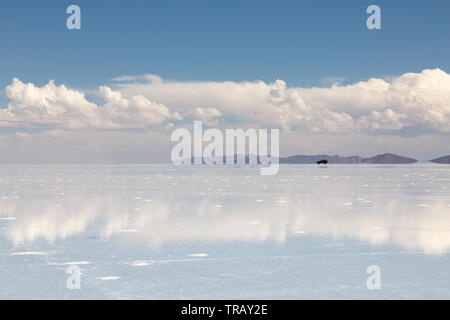 Les voitures qui circulent à travers le Salar de Uyuni en journée Banque D'Images