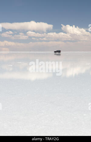 Les voitures qui circulent à travers le Salar de Uyuni en journée Banque D'Images