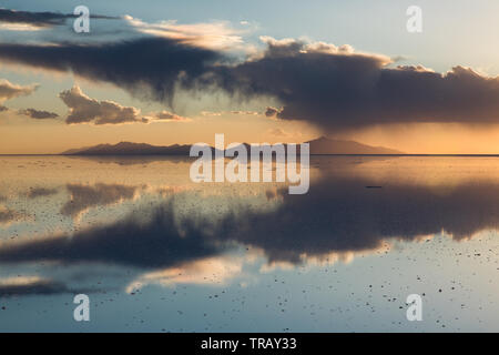 Coucher Soleil nuages colorés reflétée sur le Salar de Uyuni, Bolivie, au cours de la saison humide Banque D'Images