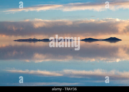 Coucher Soleil nuages colorés reflétée sur le Salar de Uyuni, Bolivie, au cours de la saison humide Banque D'Images