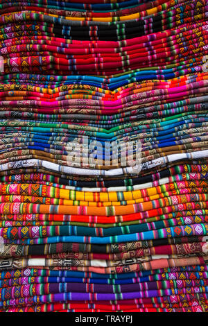 Pile de couvertures tissées d'Amérique du Sud traditionnels Banque D'Images