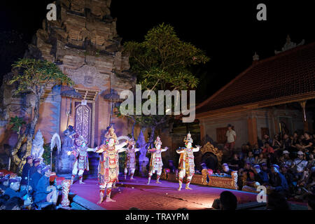 Ubud, Bali, Indonésie. 24 mai, 2019. La danse exécutée par des danseurs masculins de mettre sur les masques de diables s'appelle Jauk - Traditionnel Legong & danse Barong. Banque D'Images