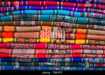 Pile de couvertures tissées d'Amérique du Sud traditionnels Banque D'Images