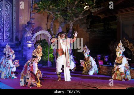 Ubud, Bali, Indonésie. 24 mai, 2019. La danse exécutée par des danseurs masculins de mettre sur les masques de diables s'appelle Jauk - Traditionnel Legong & danse Barong. Banque D'Images