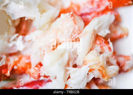 La viande de crabe de l'Alaska sur plaque blanche pour les fruits de mer cuits à la vapeur / Viande de crabe Banque D'Images