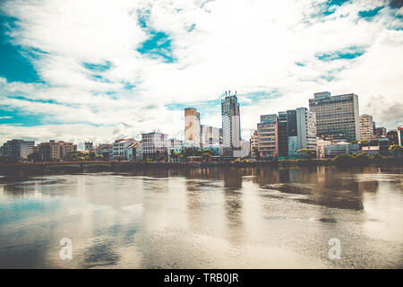 Vue panoramique de l'architecture historique de Recife, Pernambuco au fameux ponts sur la rivière Capibaribe Banque D'Images