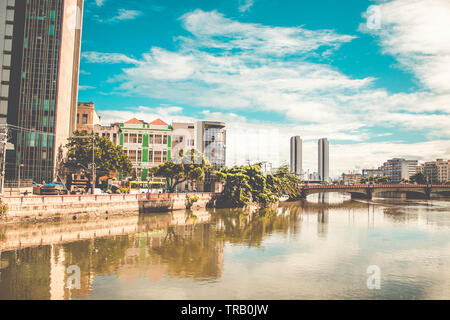 Vue panoramique de l'architecture historique de Recife, Pernambuco au fameux ponts sur la rivière Capibaribe Banque D'Images