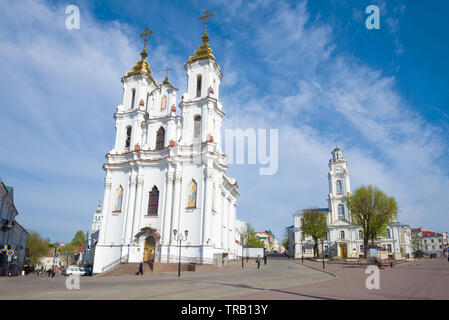 Minsk, Belarus - 02 MAI 2019 - Église de la résurrection du Christ et de l'ancien hôtel de ville dans le paysage urbain, sur une journée ensoleillée peut Banque D'Images