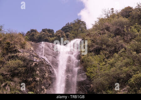 Weema,cascades,galoper ,down,puissant,ski,je,avec force, à travers des paysages vierges,pour répondre ,qui coule doucement la rivière,,Lachung,le nord du Sikkim, Inde. Banque D'Images