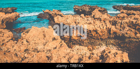 Les vagues de la mer frappé des rochers sur la plage de Coqueirinho,Paraiba, Brésil. Des pierres propres on Beach Banque D'Images