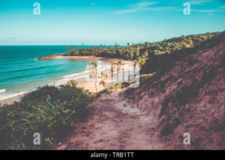 Empreinte sur le sable à la plage.Texture background empreintes de pieds humains sur le sable près de l'eau sur la plage Banque D'Images