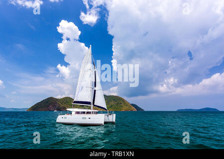 Catamaran blanc ondulations sur l'eau dans la mer d'Andaman avec ciel bleu et nuages à Phuket, Thaïlande Banque D'Images