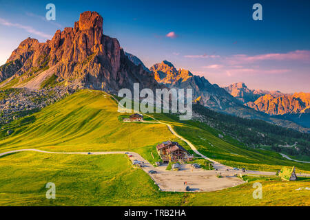 Coucher de soleil majestueux paysage et voyage fantastique emplacement. Passage alpin et winding road, Passo Giau avec Ra Gusela, Nuvolau spectaculaires pics dans Background Banque D'Images