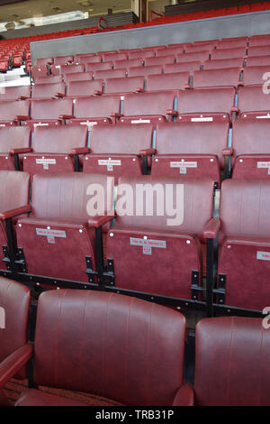 Les sièges vides à administration fort à Old Trafford, Manchester United Football Club, Manchester, Lancashire, England, UK. Banque D'Images