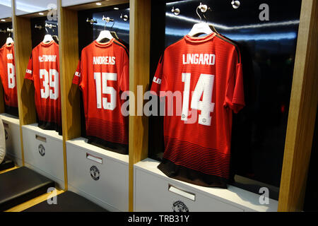 Maillots de football suspendu dans l'équipe à domicile l'évolution des prix à Old Trafford, Manchester United Football Club, Manchester, Lancashire, England, UK. Banque D'Images