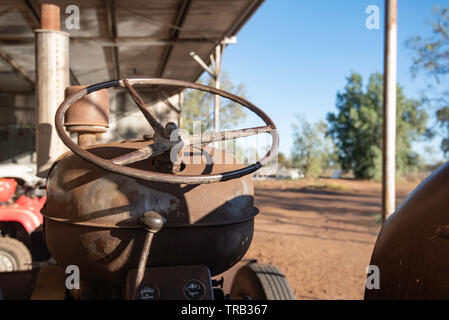 Les pilotes d'un Fordson tracteur diesel, encore utilisé à l'occasion, sur une propriété dans le nord-ouest de la Nouvelle-Galles du Sud, Australie Banque D'Images