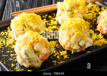 American-Korean délicieuse salade de pommes de terre avec les oeufs, les carottes, les concombres et les pommes libre sur une plaque sur la table horizontale. Banque D'Images