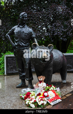 Monument aux anciens combattants de la DEUXIÈME GUERRE MONDIALE guerre polonaise avec statue de Wojtek l'ours soldat dans les jardins de Princes Street, Édimbourg, Écosse, Royaume-Uni Banque D'Images