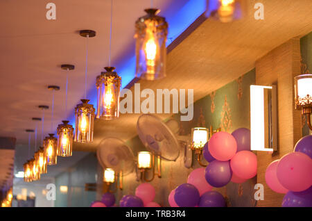 Un Banquet hall décoré avec des ballons colorés et lumineux pour un anniversaire à Delhi, Inde Banque D'Images