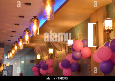 Un Banquet hall décoré avec des ballons colorés et lumineux pour un anniversaire à Delhi, Inde Banque D'Images