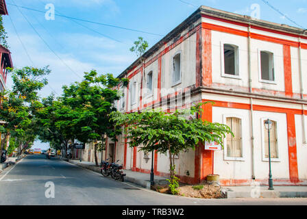 Pondicherry, Inde - Janvier 20,2019 : bâtiments colorés dans la partie française du centre-ville Banque D'Images