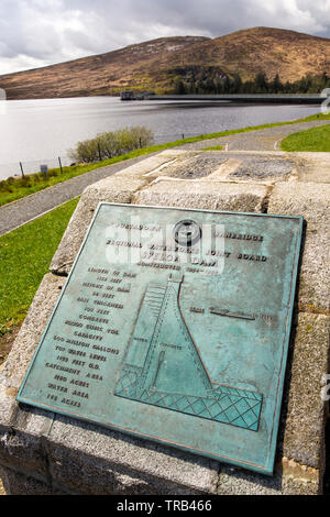 L'Irlande du Nord, le bas, la construction de barrages, réservoirs Spelga plaque Banque D'Images