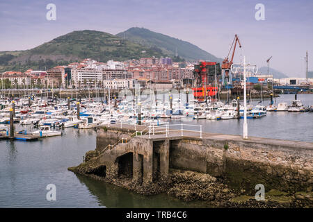 Bateaux amarrés dans le port de Bilbao, Bilbao, Biscaye, Pays Basque, Espagne Banque D'Images