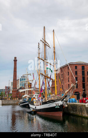 Pelican de Londres est un navire d'entraînement de voile basé au Royaume-Uni Liverpool, Merseyside UK. 2 juin 2019 Royaume-Uni Météo: Conditions humides et pluvieux sur les grands navires amarrés à Canning Dock comme expositions pour le festival de la rivière. Construit en 1948, le Pelican a servi de chalutier arctique, puis de bateau commercial côtier appelé Kadett jusqu'en 1995. Crédit: MediaWorldImages/AlamyLiveNews Banque D'Images