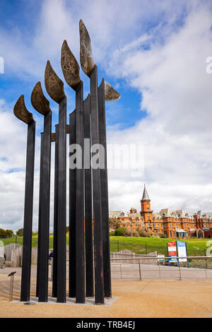 L'Irlande du Nord, vers le bas, Newcastle, front, Queues de vol par Charles, Normandale monument à l'aviateur pionnier Harry Ferguson, sur la promenade près de Banque D'Images