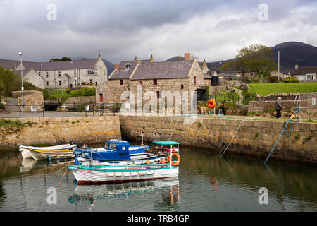 L'Irlande du Nord, vers le bas, Annalong, loisirs bateaux amarrés dans le port par un moulin a eau Banque D'Images