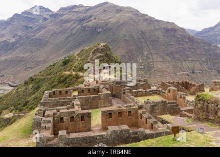 Vue de ruines Inca de Pisac, Pérou. Banque D'Images