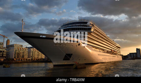 Bateau de croisière ancré sur la Tamise à Londres prises à partir d'une promenade à bord d'une rivière Thames Clipper. Banque D'Images