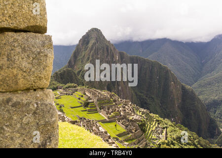 Le Machu Picchu au Pérou, en Amérique du Sud - citadelle de Machu Picchu vu de la maison du gardien (Cabane de gardien). Banque D'Images