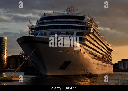 Bateau de croisière ancré sur la Tamise à Londres prises à partir d'une promenade à bord d'une rivière Thames Clipper. Banque D'Images