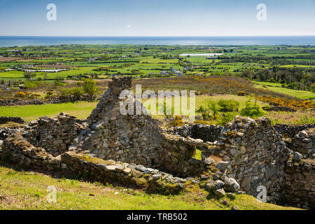 L'Irlande, Co Louth, Péninsule de Cooley, Rooskey, Ruines de maison dans village avant la famine abandonnées donnant sur le Carlingford Lough Banque D'Images