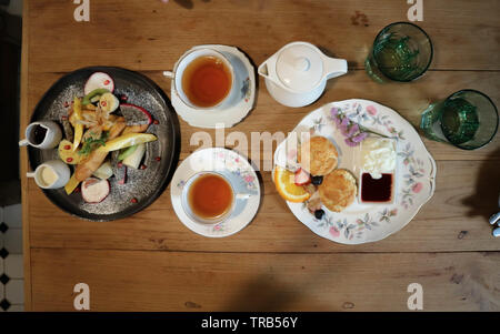 Scone ,des toasts et du thé sur la table Banque D'Images