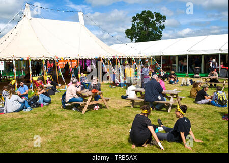 Les visiteurs se reposent au Hay Festival Hay-on-Wye Powys Pays de Galles UK Banque D'Images