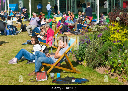 Les visiteurs se reposent au Hay Festival Hay-on-Wye Powys Pays de Galles UK Banque D'Images