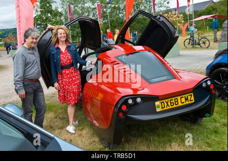 Voiture à hydrogène au Hay Festival Hugo Spowers avec Kate Humble Hay-on-Wye Powys Pays de Galles UK Banque D'Images